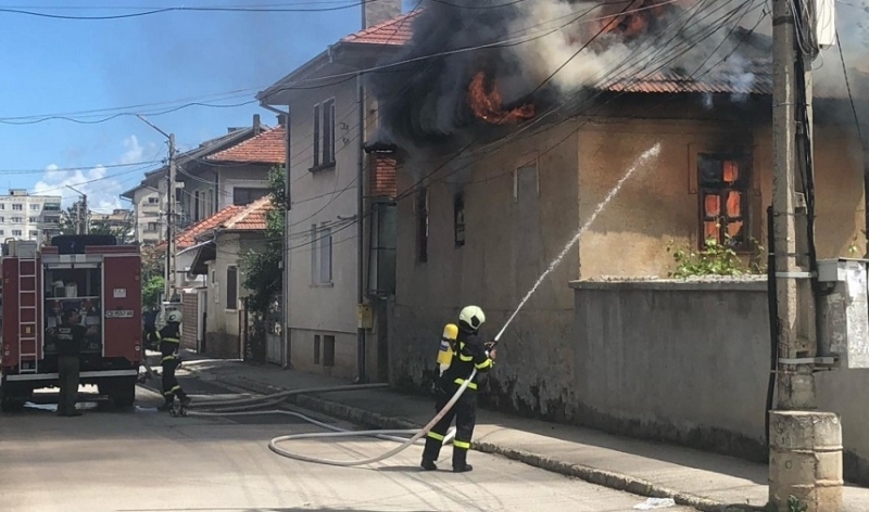 Мъж е пострадал докато се е опитвал да изгаси пожар