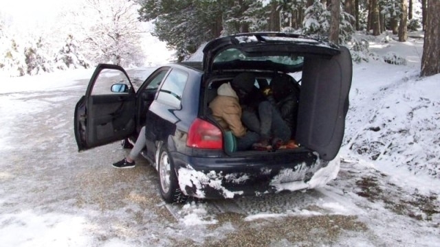 Двама трафиканти на хора и 13 бежанци бяха задържани в