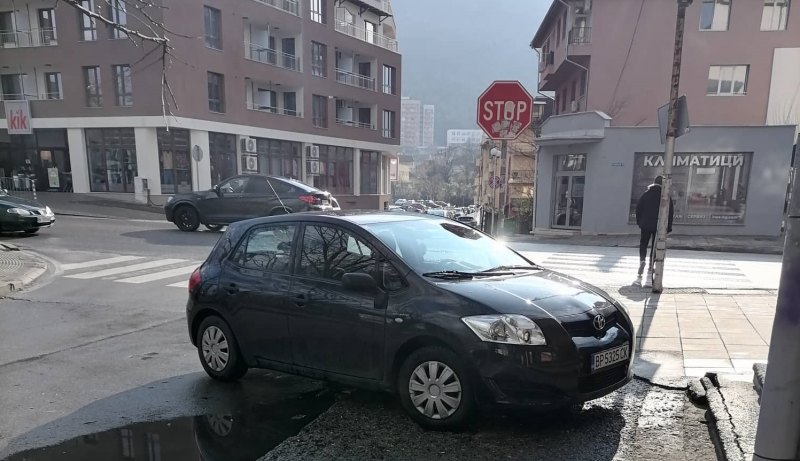 Безкрайна наглост! Шофьор спря на кръстовище във Враца, всички го псуват /снимки/