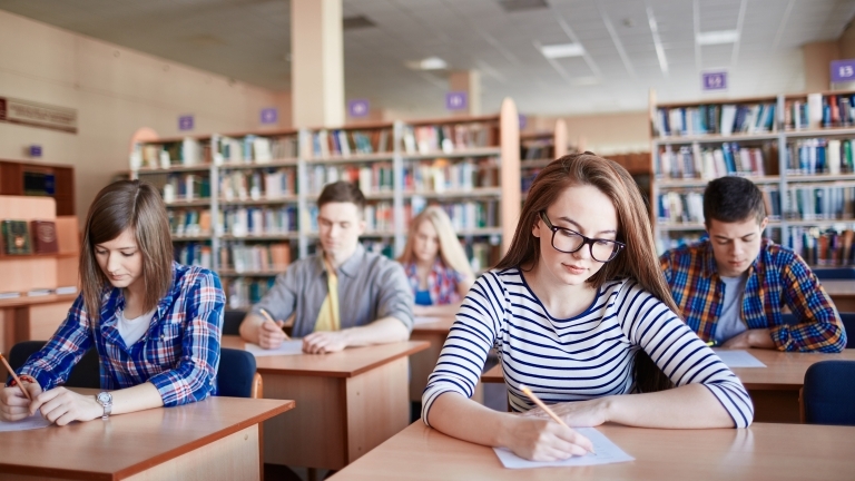 Държавата ще подпомага даровити деца и от частни училища