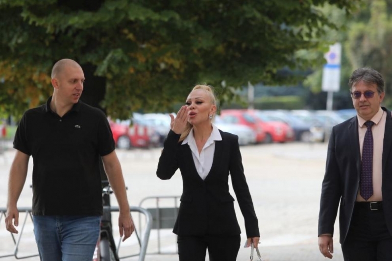 Поп фолк певицата Луна подава документи за кандидатиране за президентските