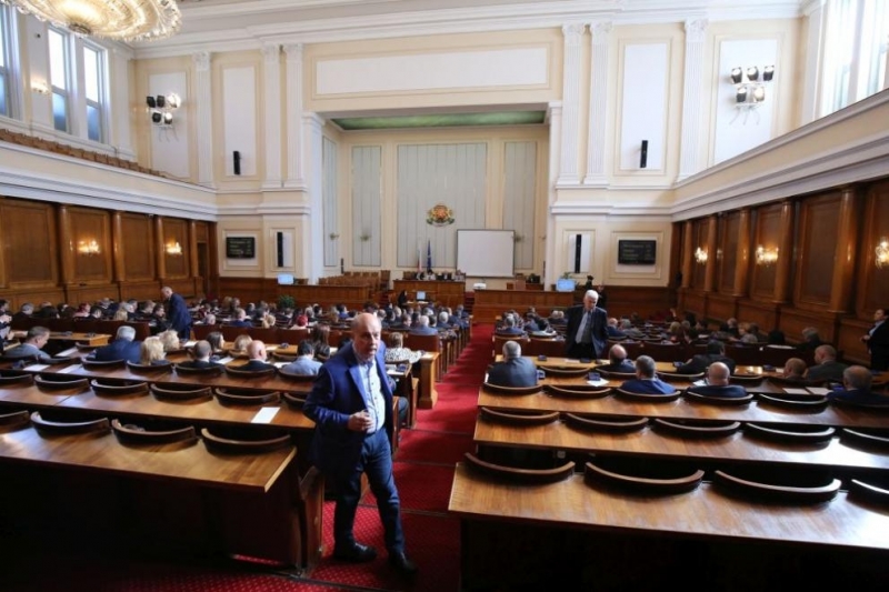 Остри реплики между депутатите и взаимни обвинения в популизъм съпътстваха дебатите