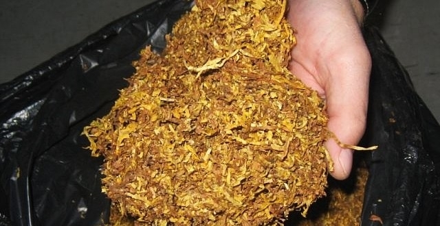 Ченгета иззеха контрабанден тютюн от жена край пазара във Видин