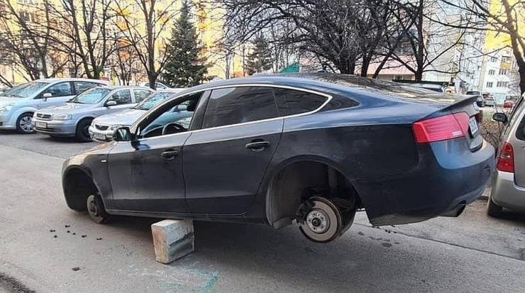 Семейство в столичния квартал Младост намери колата си без гуми