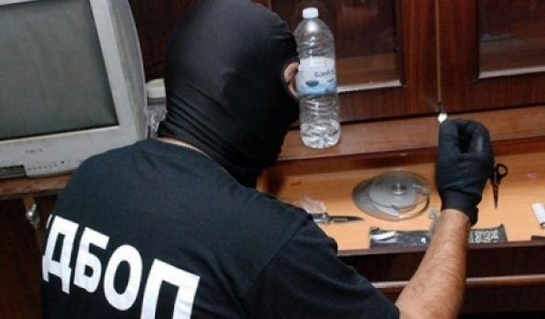 Полицаи са намерили много наркотици при претърсване на апартамент във