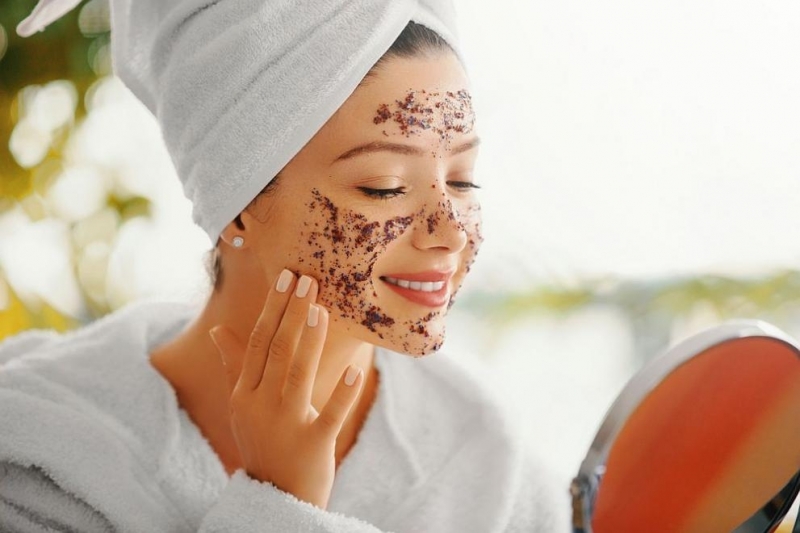 Редовното ексфолиране на кожата премахва мъртвите клетки и почиства порите