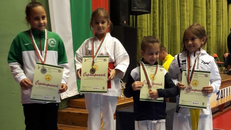 Осемгодишната състезателка на КК "Компас" /Монтана/ Сияна Тихолова спечели златен
