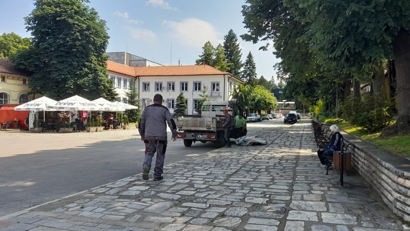 Започна основно почистване на Берковица след наводнението съобщиха от общината