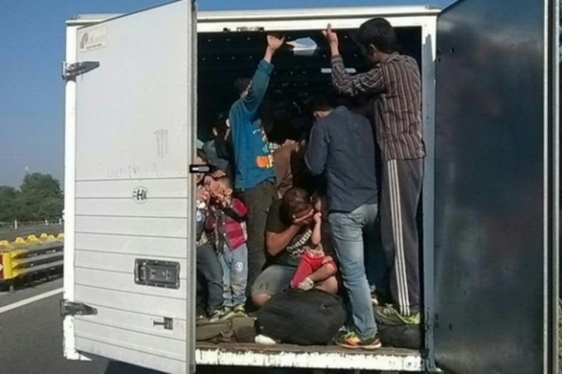Група от 22 ма мигранти са открити тази сутрин в микробус на автомагистрала