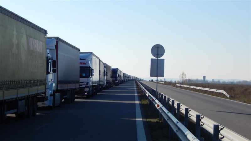 Опашка от товарни автомобили се е образувала на Дунав мост 2 край