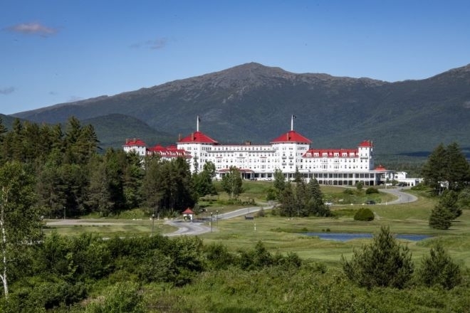 Изящен и искрящо бял хотел Mount Washington изглежда като някаква