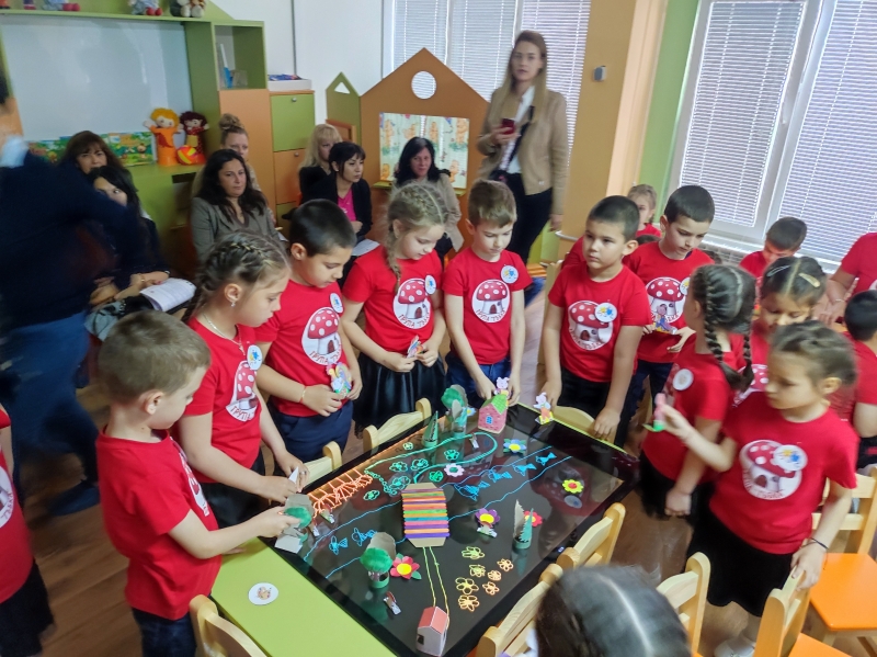 Екипът на детска градина Единство Творчество Красота Враца представи