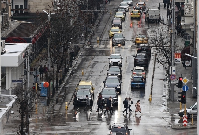 През деня от запад валежите временно спират най късно в североизточните