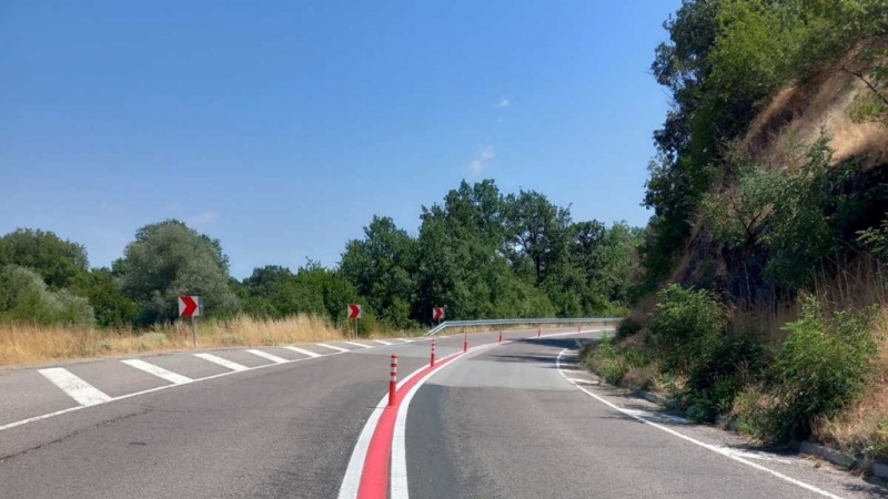 Дннес започна монтирането на гъвкави ограничители колчета в 4 километров участък