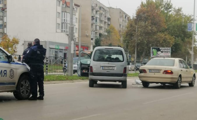 Две коли се натресоха на оживен булевард във Видин научи