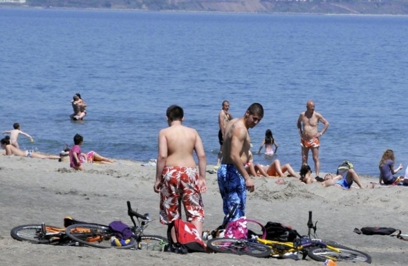 Огромни високи между 1 и 1 5 м вълни са излезли