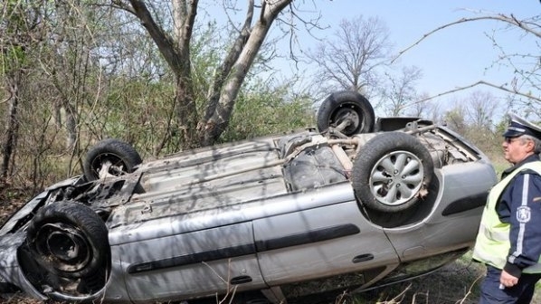 Млад шофьор се e обърнал по таван с лек автомобил по