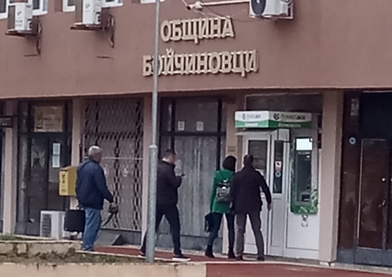 Разследват документни престъпления след акцията в общината в Бойчиновци съобщиха