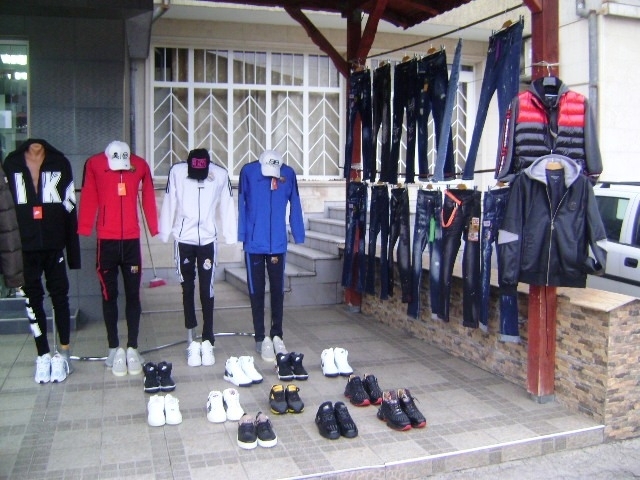 Полицаи са намерили и иззели дрехи менте от магазин във