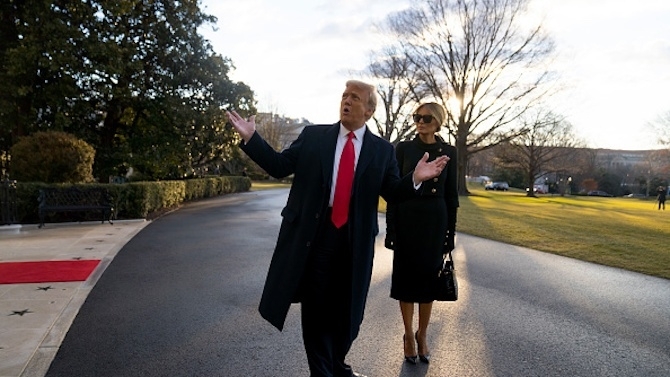 Доналд Тръмп и съпругата му Мелания напуснаха Белия дом няколко