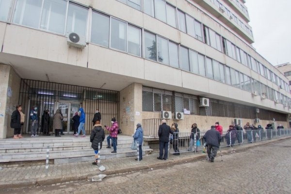 Десетки хора с маски чакат за различни услуги пред сградата