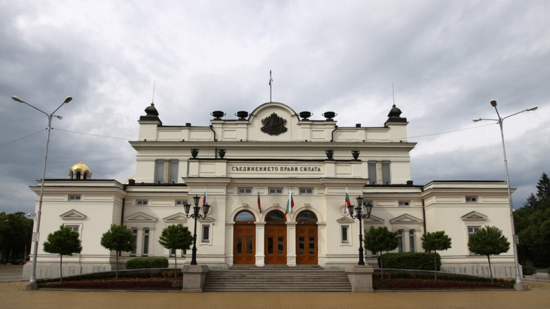 Очаква се днес парламента да започне работа по същество. Три