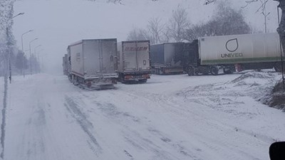 Усложнена е пътната обстановка в страната силен снеговалеж има в