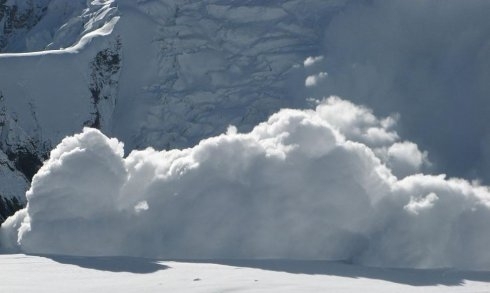 Осем алпинисти са загинали в лавина а девети е в