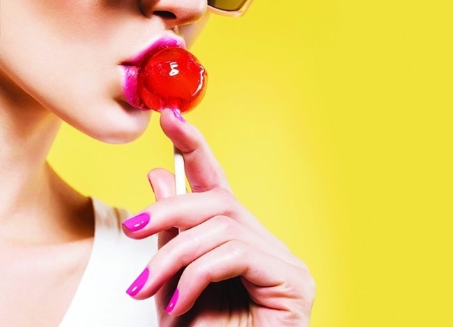 Наскоро седнала на припек в компанията на две приятелки в