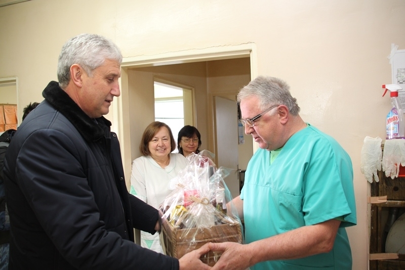 Екипът на Акушеро гинекологичното отделение в МБАЛ Мездра чества своя