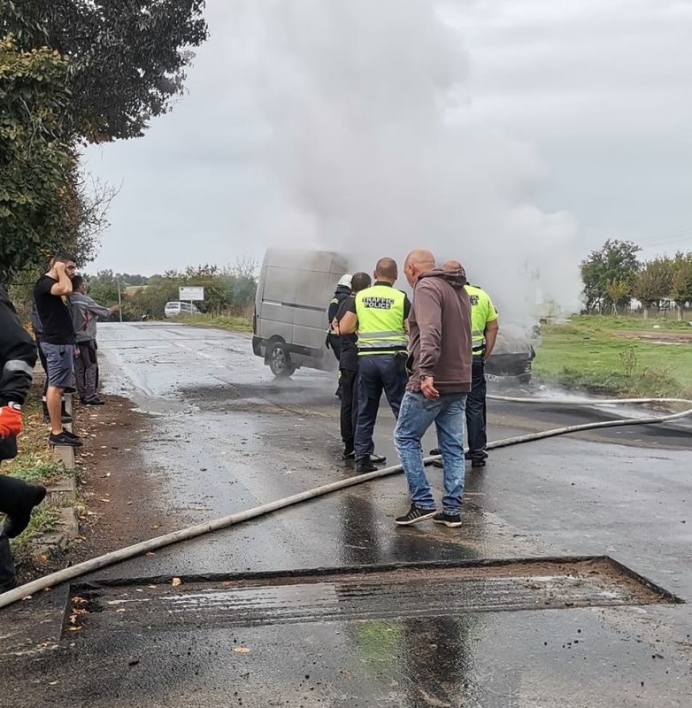 Бус е изгорял след като е пламнал на път в