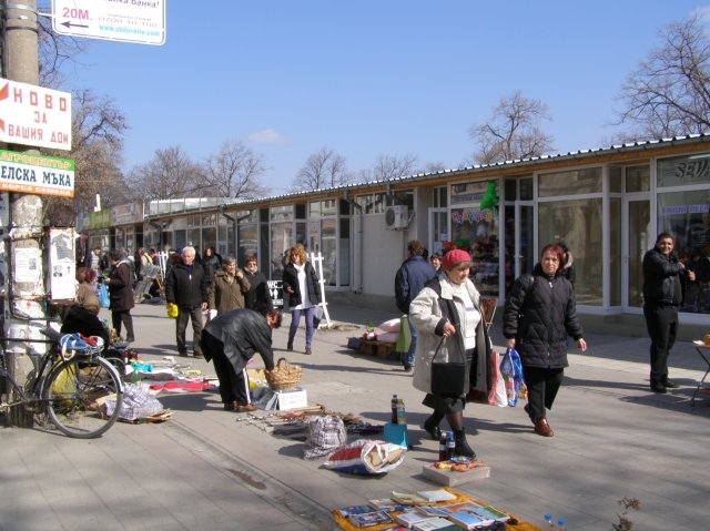 Три пакета с близо 0.500 кг нарязан тютюн без бандерол