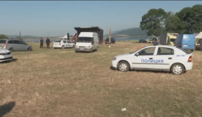 Микробус мина през легнал човек на поляната край язовир Жребчево Инцидентът