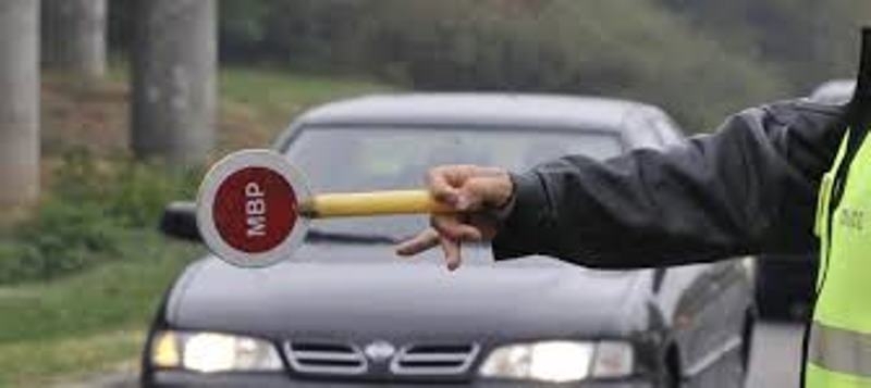 Мъж без книжка е заловен да кара кола без номера