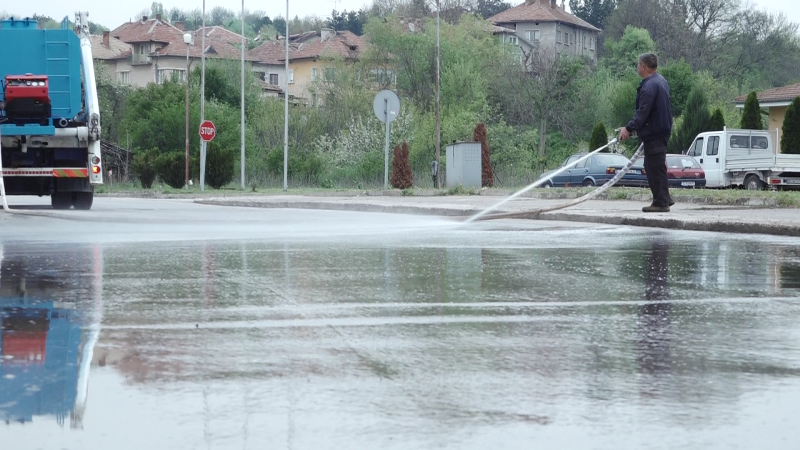 Мездренското предприятие Чистота използва нова техника за почистване на улиците