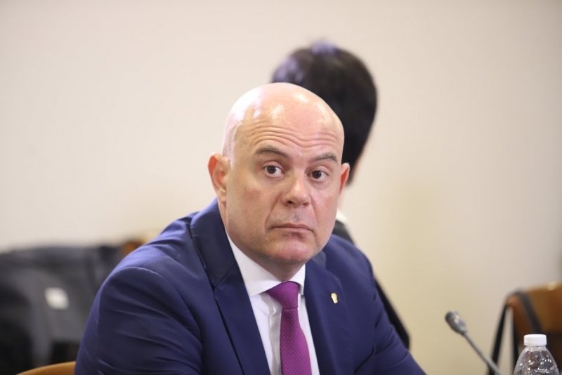 Девети ден Прокурорската колегия не се произнася по искането ми