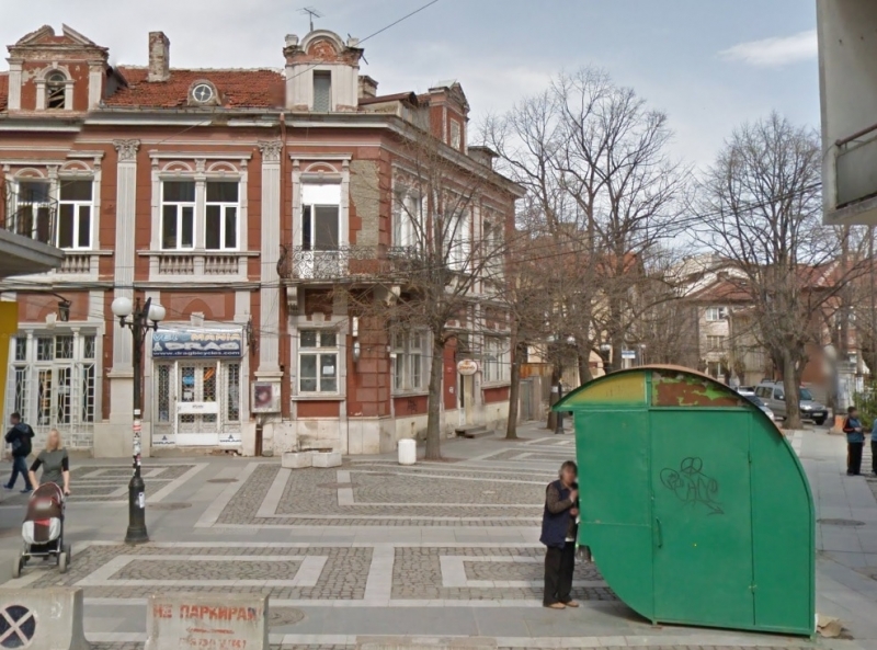 Сложиха на тезгяха ателие в центъра на Враца