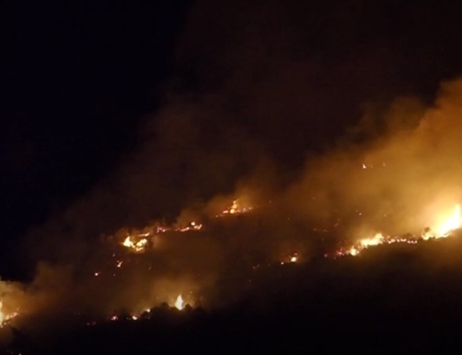 Пожар е избухнал снощи край бежанския лагер на гръцкия остров
