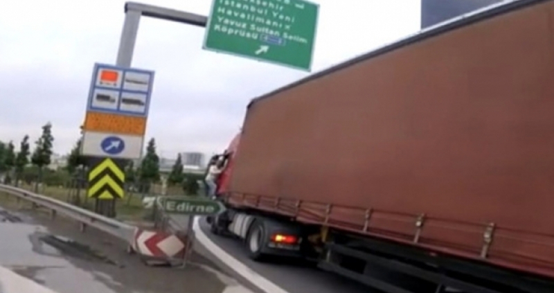 Водач на пловдивски ТИР блъсна лек автомобил на магистрала в