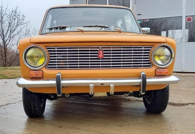 Гледайки тази оранжева Жигула човек би си казал че е