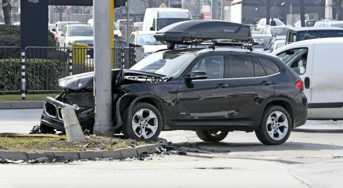 Лек автомобил "БМВ" се заби в стълб в столицата, предаде
