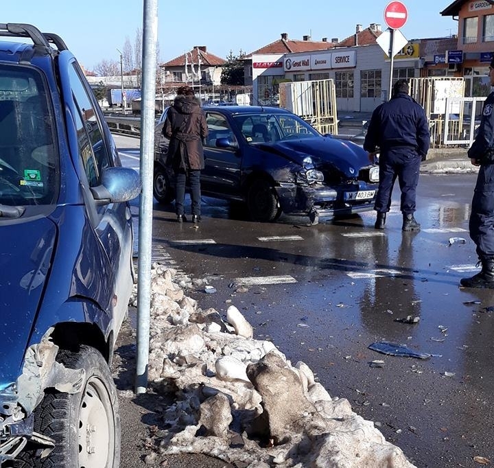 Две коли са се сблъскали на кръстовище в Монтана, научи