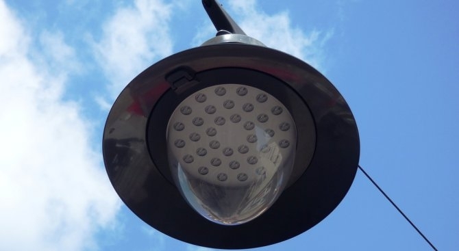 Уличните LED лампи увреждат зрението и пречат на съня предупреди