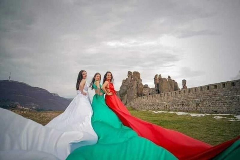 Видинският фотограф Светла Лозанова поздрави във Фейсбук с националния празник