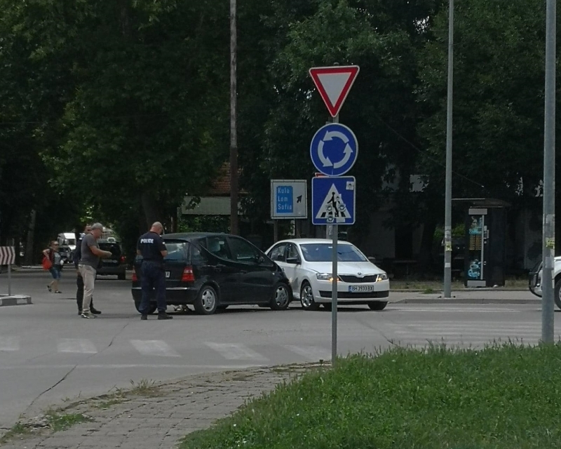 Две коли са се натресли на новото кръгово кръстовище на