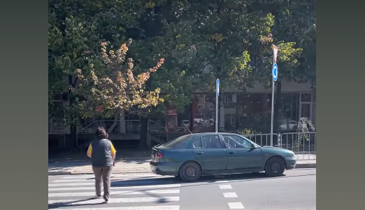 Видео с неориентиран дядка от Враца прегря социалната мрежа научи