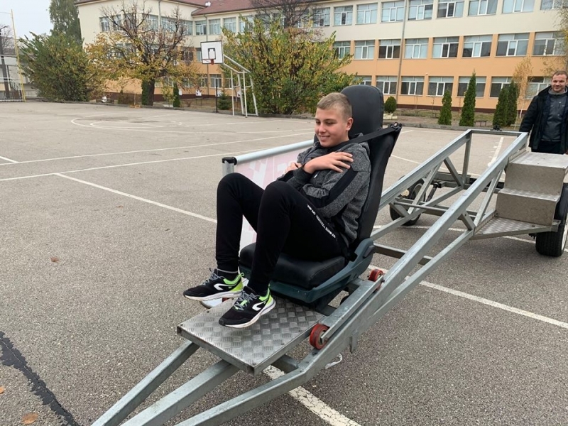 С демонстрация на челен сблъсък с автомобил и представяне на