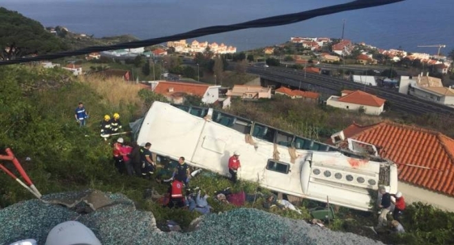 Най малко двадесет и осем души загинаха при катастрофа на туристически