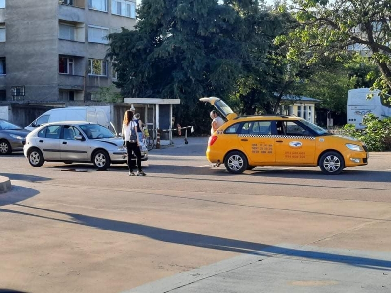 Катастрофа между два леки автомобила е станала на кръстовище във
