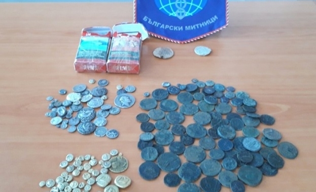 Митничари откриха старинни монети в кутии от цигари при проверка